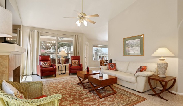 Lake house, steps away from park, tennis, and walking path