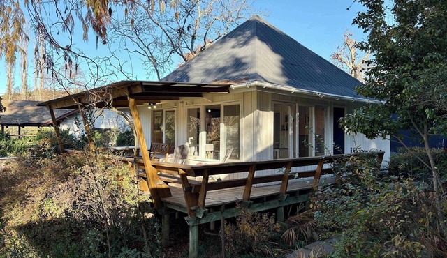 Lakefront Retreat: Hot Tub, Pool, Free Parking