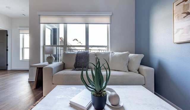 Landing | Stunning 1BD, Gym, Clubhouse