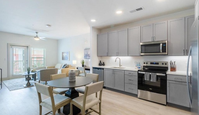 Landing Stunning 1BD Gym Pool