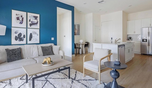 Landing | Stylish 2BD, Pool
