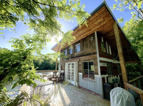 Light-Filled Lakeside Cabin with Private 15-Acre Spring-Fed Lake Near Downtown Excelsior Springs, Missouri