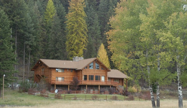 Lolo Creek Lodge - 20 minutes from Missoula and 19 miles from Lolo Pass