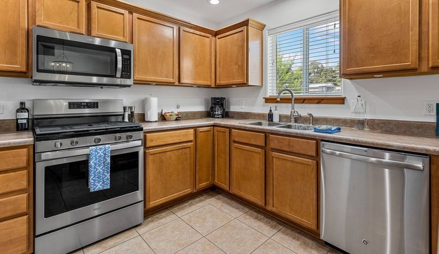 Lovely & Quiet Meadow House with fenced in backyard and Forest Service access!