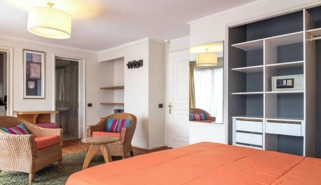 Lovely STUDIO. Walking distance to MUT, Costanera Center and El Golf.