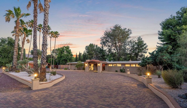 Lush Desert Ranch Home On Golf Course With Shared Pool, Gym & Onsite Restaurant