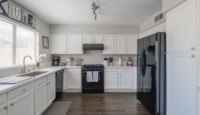 Luxe Avondale Escape - 4 BR, Sleeps 12