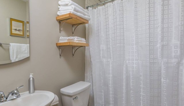 Luxurious 1BR Located Near Downtown & Hospital