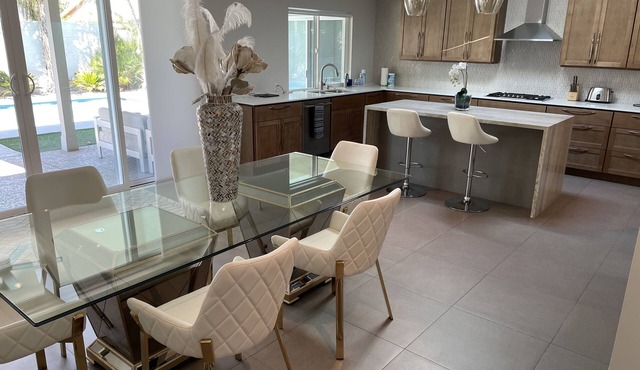Luxurious modern 3-bedroom plus den home w/pool & hot tub