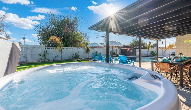 Luxury 2 BR House, FREE Heated Pool, Hot Tub + Fire Pit, 5 min to Old Town!