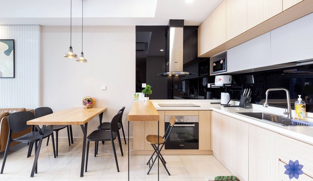Luxury 2BRs-2WC Apartment; 1.5km from airport w/free Pool & Gym