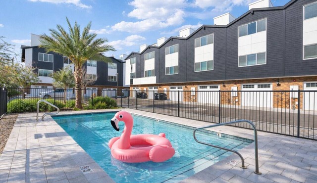 Luxury 3BR Townhome: Pool- King Beds- Garage- Close to Airport