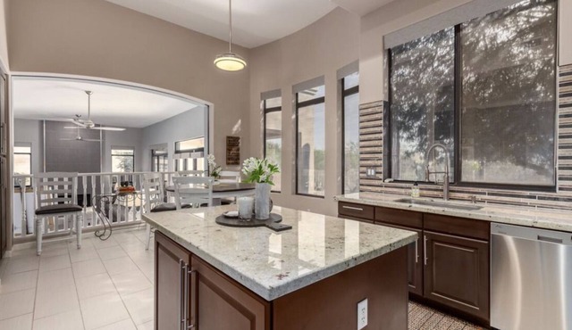 Luxury 4-bedroom Desert Villa w/Pool & BBQ - Great Location!