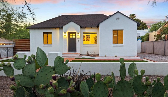 Luxury 5 BR Retreat Sleeps 11 Near U of A