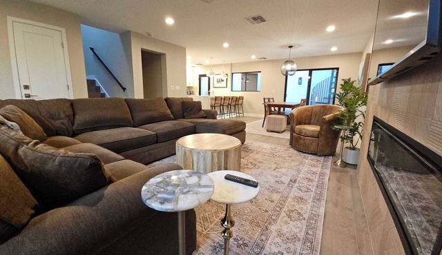 Luxury condo with Private Hot Tub, steps from Old Town Scottsdale