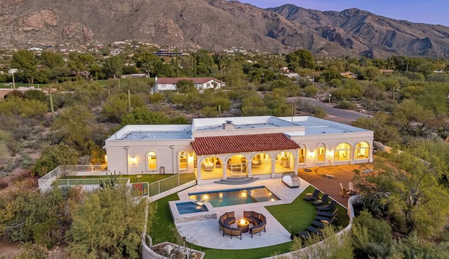 Luxury Desert Retreat, 5BR, Heated Pool, Spa & Putting Green, Sleeps 16