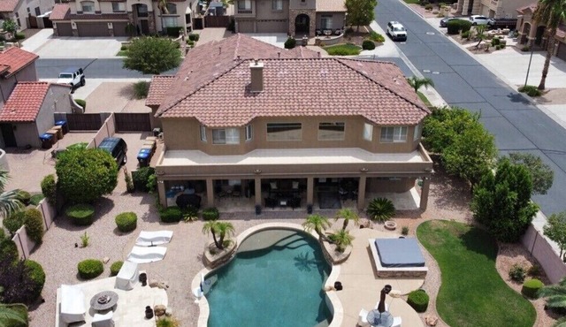 LUXURY DREAM HOME, 6 bdrm, gameroom, firepits, pool, hot tub, 5000 sq ft
