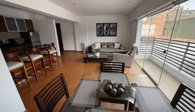 Luxury Executive 1BR with Balcony in Prime Miraflores – Walk to Dining & Parks