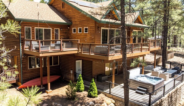 Luxury forest 5 bedroom cabin w/fireplace & hot tub 5 mins to downtown Flagstaff