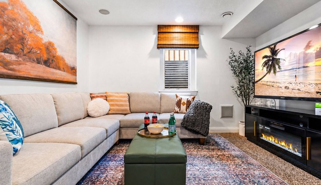 Luxury & fun family getaway, sleeps10 near MOA MSP