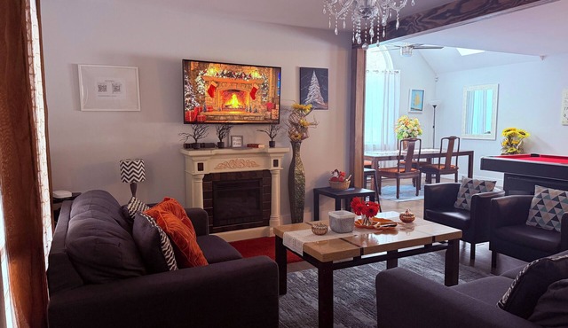 Luxury Pocono Escape -Hot Tub Fire Pit Game Nights Minutes to Skiing