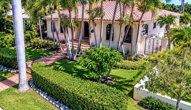 Magnificent Villa by Lake near Hollywood Beach