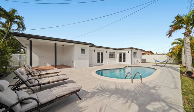 Miami Oasis: Pool & Game Fun!