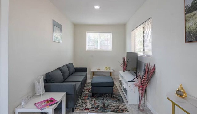 Modern 2BR with Pool & Near Phoenix Raceway