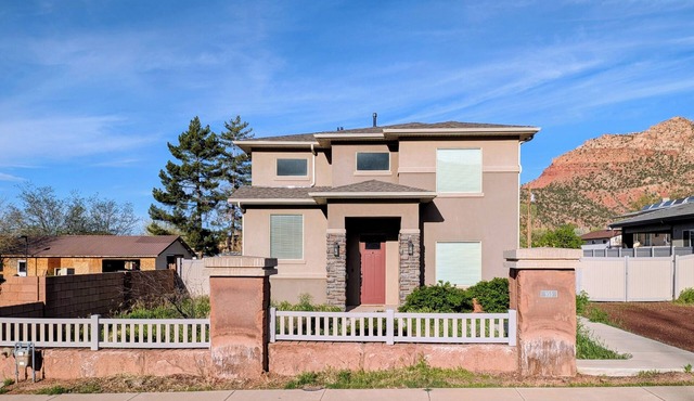 Modern 3BR Hildale Oasis near Zion, King Bed & Balcony, Massive Cliff Views!