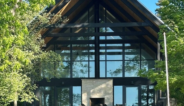 Modern 5-BR home on Magician lake - space for family fun, swimming & sunsets