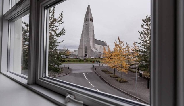 Modern apartment right in front of Hallgrimskirkja - Great Location !