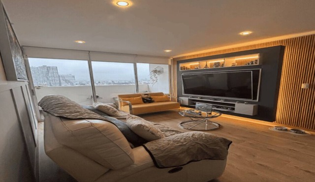 Modern Apt in Lince Just Steps from San Isidro