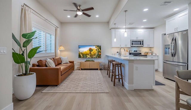 Modern Desert Retreat Walk to Dining & Shopping Near Scenic Hikes & Trails