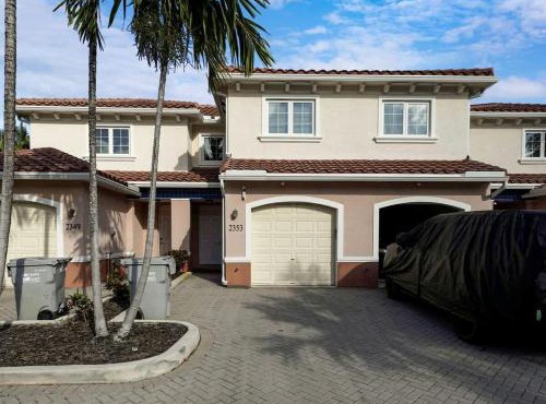 Modern Gated Townhouse with Heated Pool Access Near Beaches – Pompano Beach, Florida