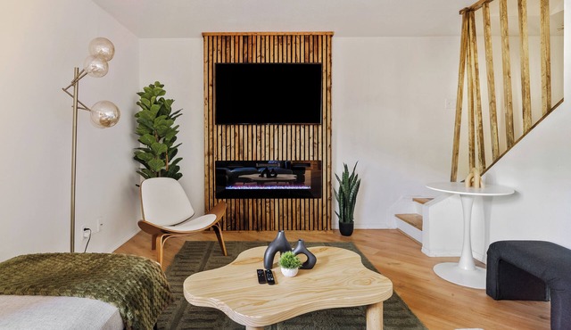 Modern Mid-Century 3 Mi to ASU Private Patio Pool & Playground King Bed