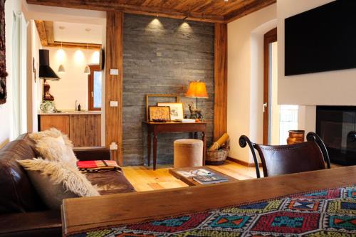 Modern mountain retreat with Tre Cime and lake views