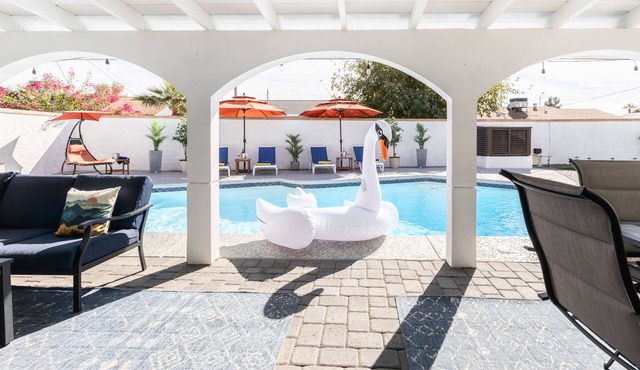 Modern Scottsdale Home w/HEATED Pool and Hot Tub minutes to Old Town