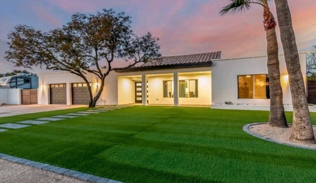 Modern Top Gun House in Arrowhead district. Heated Pool/Outdoor BBQ/Bar/Games