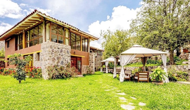 Modern villa in the Sacred Valley: unique views of the mountains and Arin waterfall.