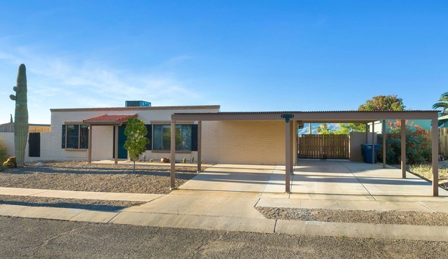 Mountain views! Big private yard with pool - heat optional with fee & spa!
