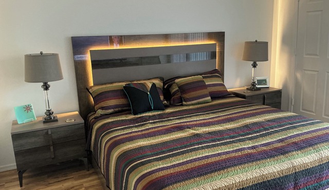 N Scottsdale Near Mayo Clinic Stylish 1st Floor Condo King Bed Pool Gym