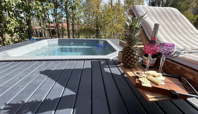 Nature Retreat: Mini-Pool, Jacuzzi, BBQ & Pet-Friendly