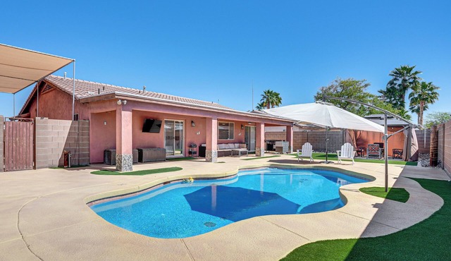 Near Golf Courses: Poolside Paradise in Yuma!