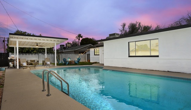 Near Old Town Scottsdale,Tempe and ASU. Amazing pool and yard - 3 br - Sleeps 10