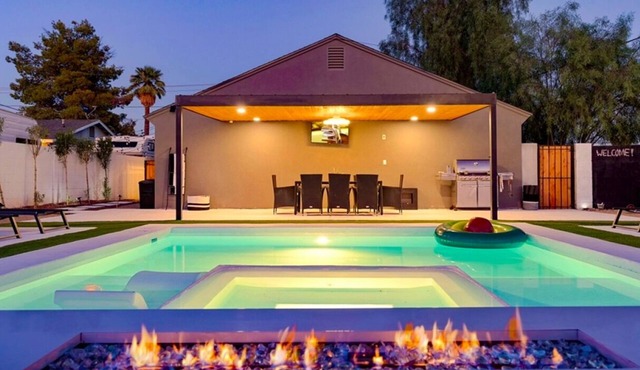 New!☆Downtown Oasis☆Pool |Hot Tub |BBQ |Fire Pit