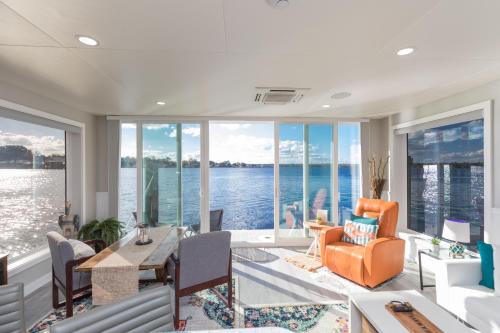 New Floating Luxury: Unique Houseboat Retreat