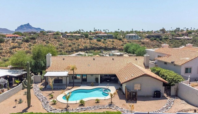 NEW Luxe Heated Pool, Spa w Mountain Views Designer Duplex Villa w 5 King beds