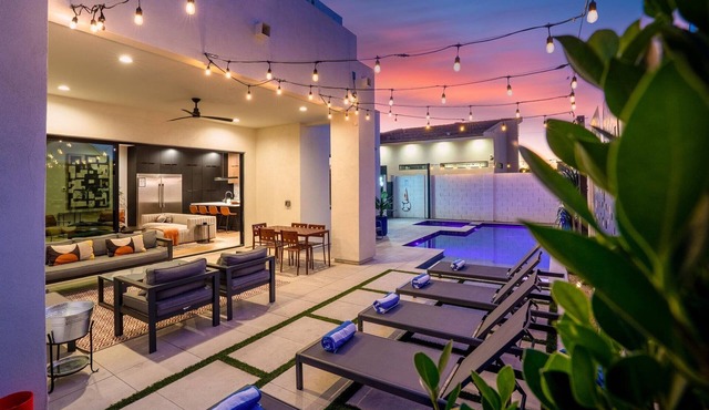 NEW! Luxury Home, Pool/Spa - Walk to Old Town!
