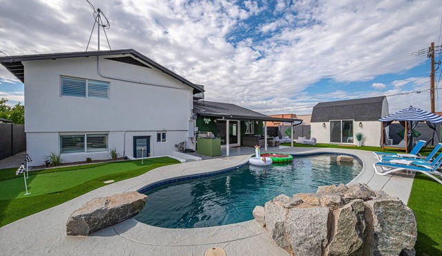New Modern Resort! Arcade, Heated Pool, Putting Green & Pool House!
