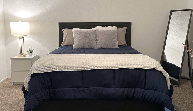 NEW! Spacious apartment w/ AppleTV, Fast Wifi, Gym, Laundry room &Private patio!